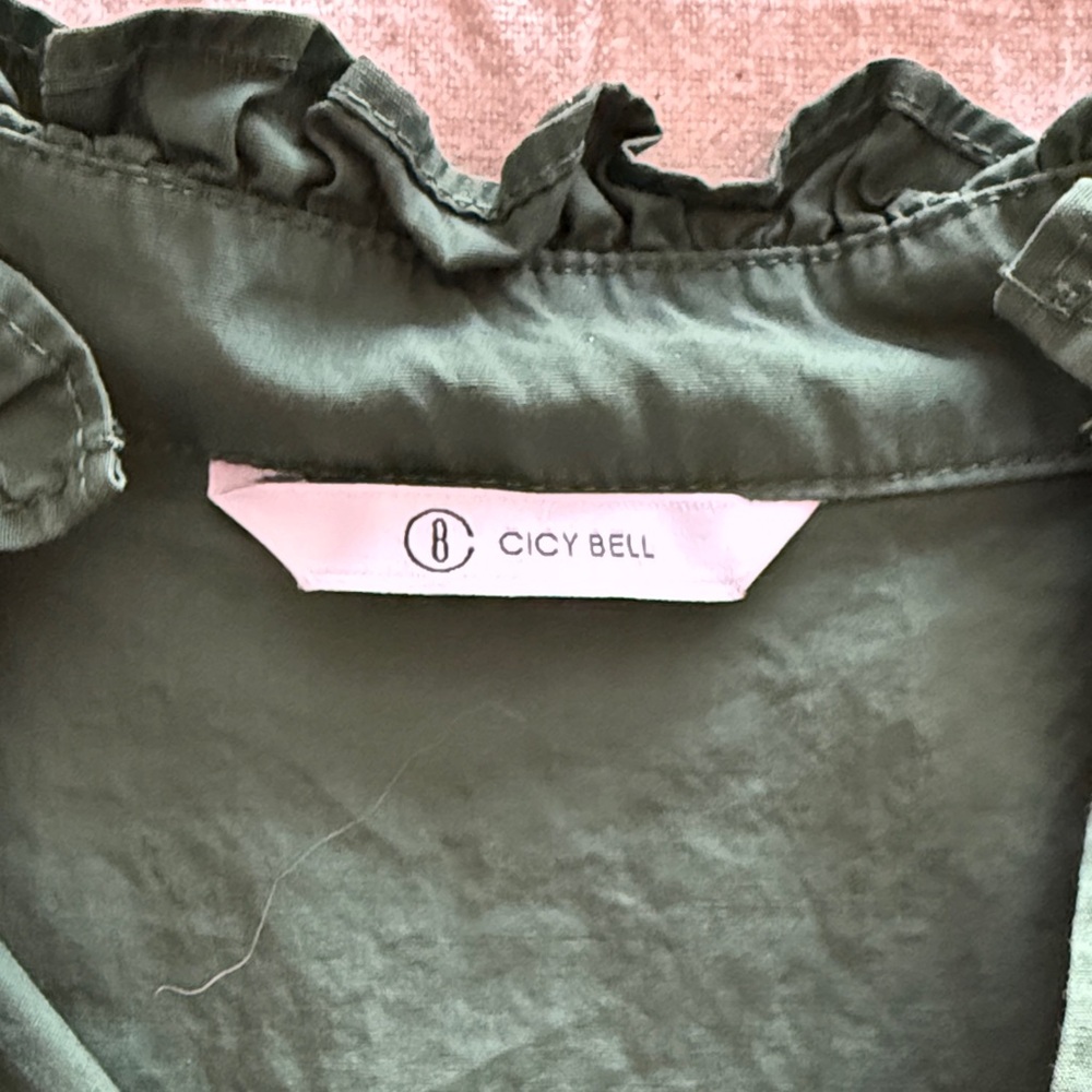 Chic Green Blouse for Women - Picture 2 of 2